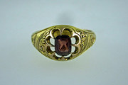 Nice Gents 9ct and Garnet Ring