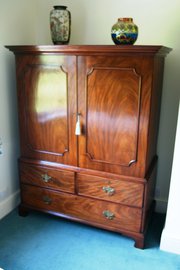 GEORGIAN MAHOGANY LINEN PRESSW