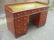 MAHOGANY SHIPS PEDESTAL DESK