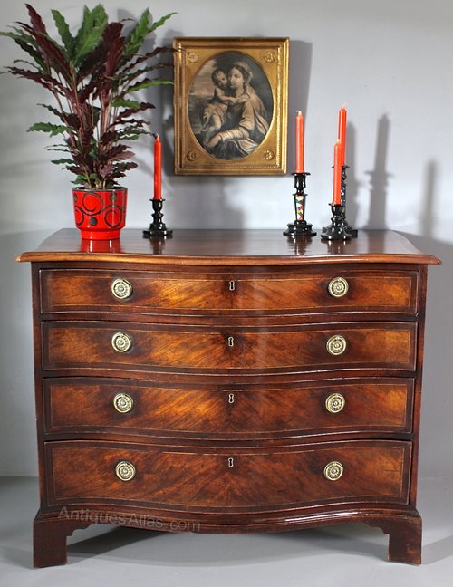 18th Century Serpentine Chest of Drawers. U373