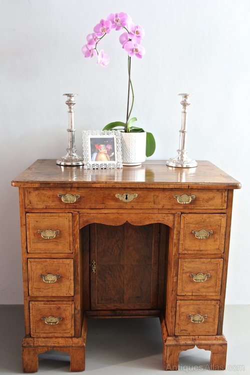Early 18th Century Walnut Kneehole Desk V28