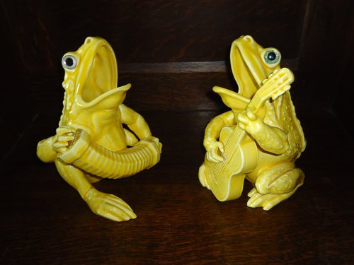 Delightful pair of Frog Musicians.