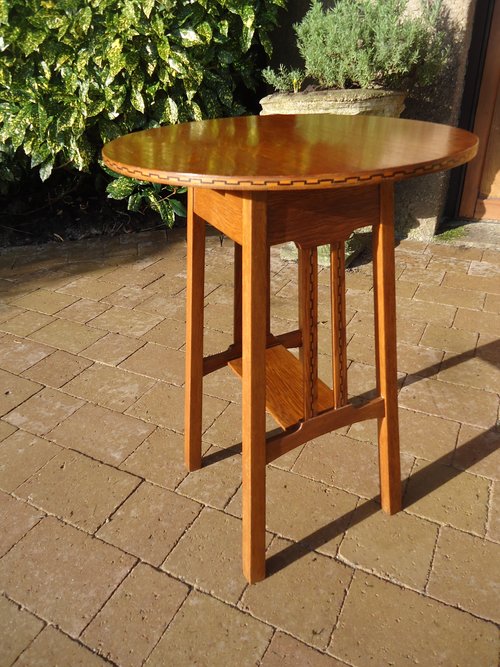Lovely Arts & Crafts oak table with inlay