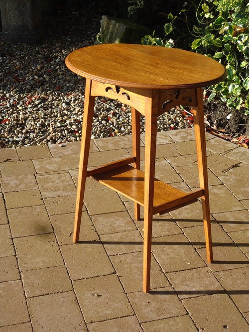 Pretty Arts & Crafts oval oak table