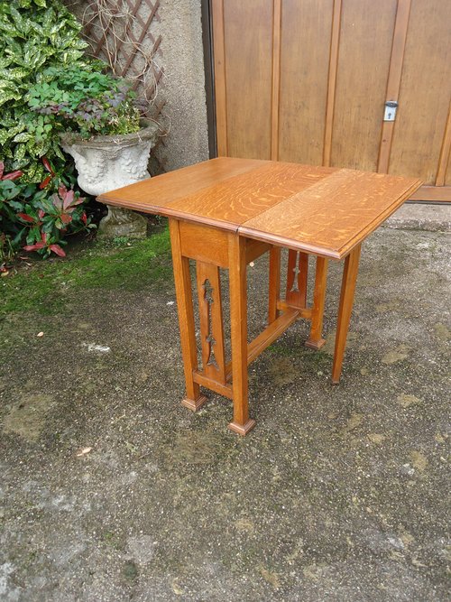 Small Arts & Craftsdrop leaf oak table
