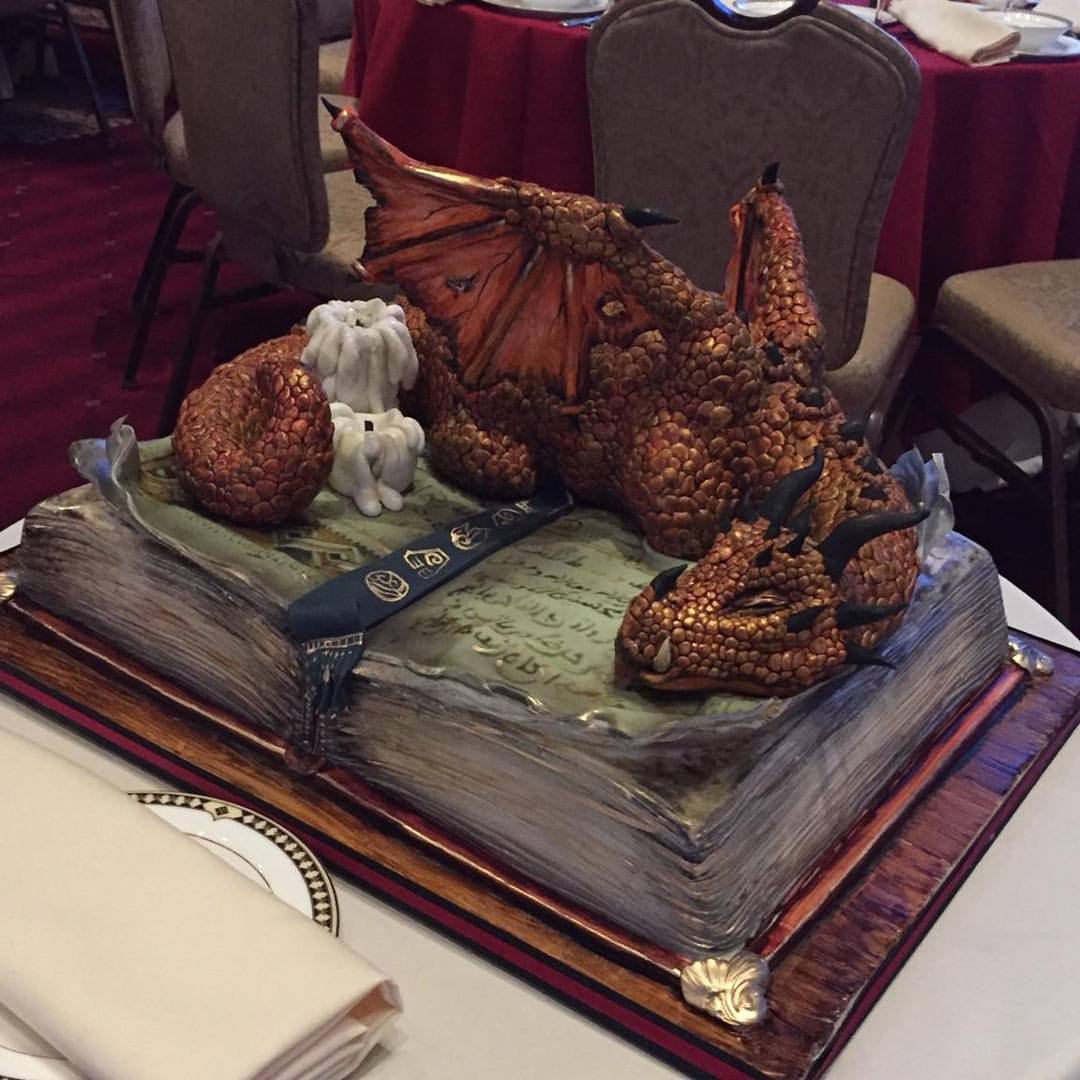 http://s3-eu-west-1.amazonaws.com/images.geeknative.com/wp-content/uploads/2017/01/15222911/Dragon-groom-cake.jpg