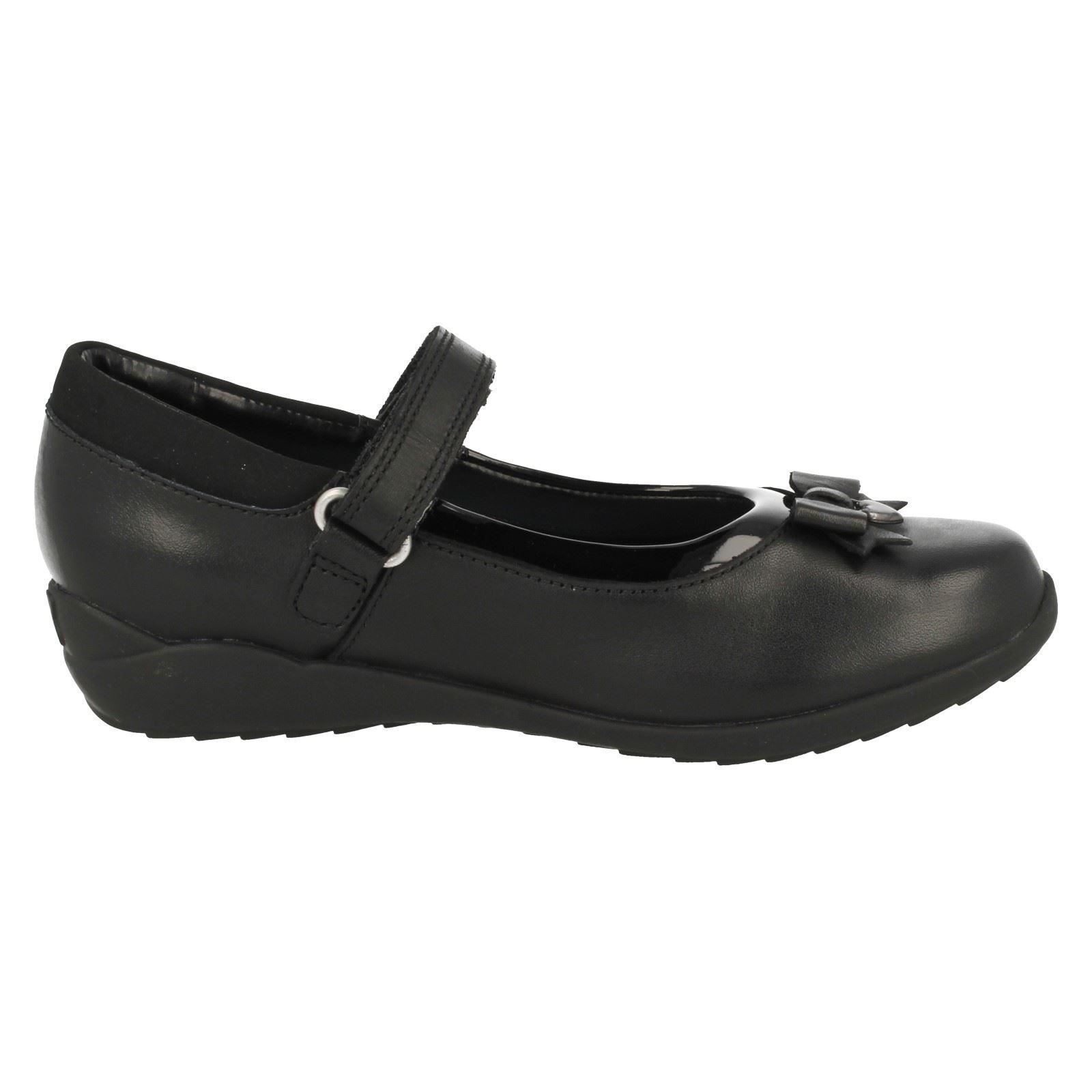clarks black childrens shoes