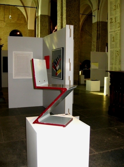 Geometrisch werk 'Gekanteld' bij Rietveldstoel in Nicolaïkerk Utrecht