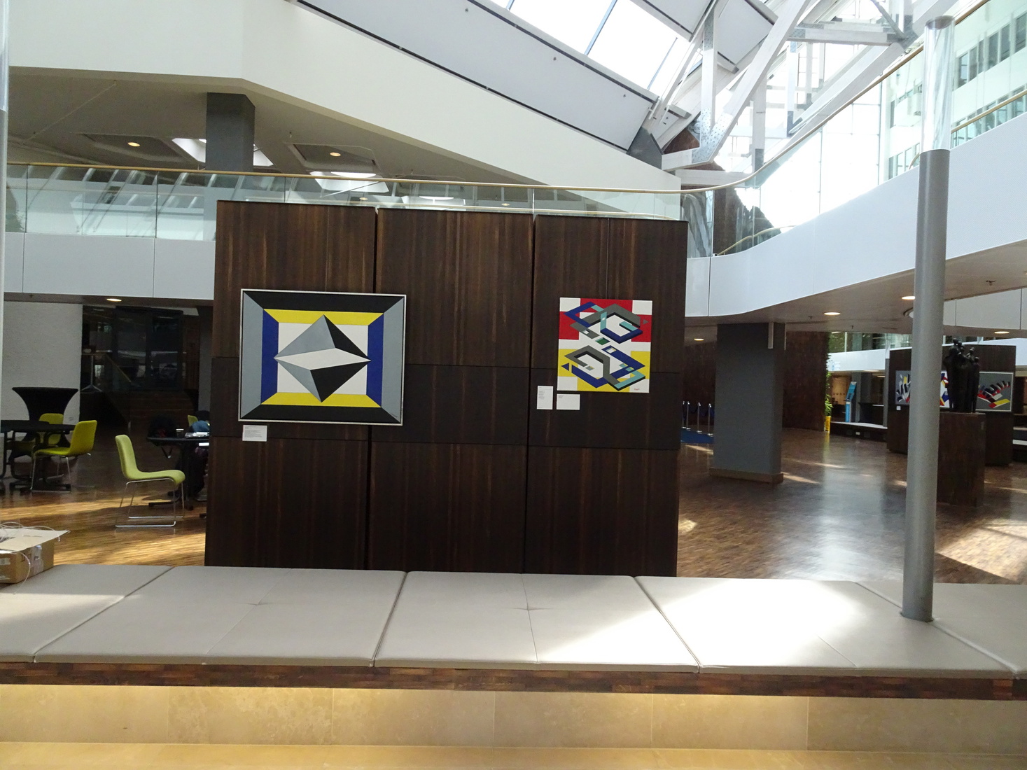 Kunstuitleen Lelystad expositie geometrisch werk op doek