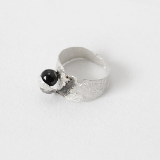 Gesmolten zilveren ring met onyx