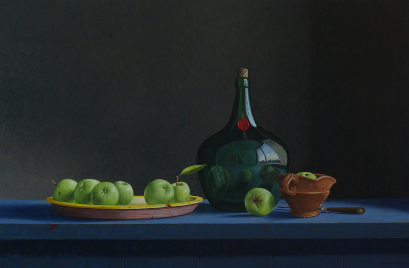 Schaal met groene appels en groene fles