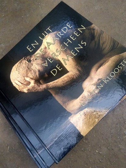 Fotoboek En uit de Aarde verscheen de Mens