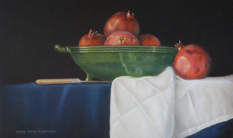 Stilleven met Groene Fruitschaal, Granaatappels en Witte Doek