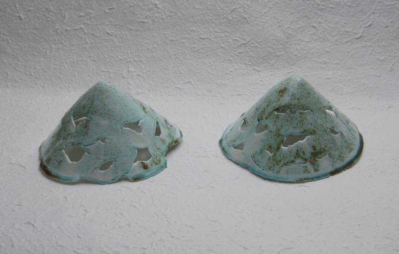 duo blauwe lichtobjecten kegelvormig