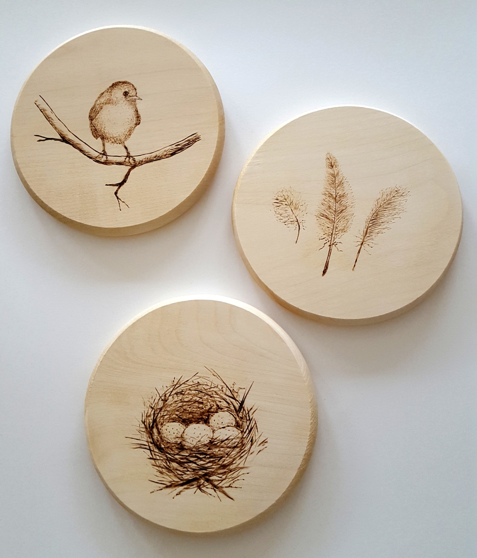 pyrografie: nest, veertjes, jong vogeltje