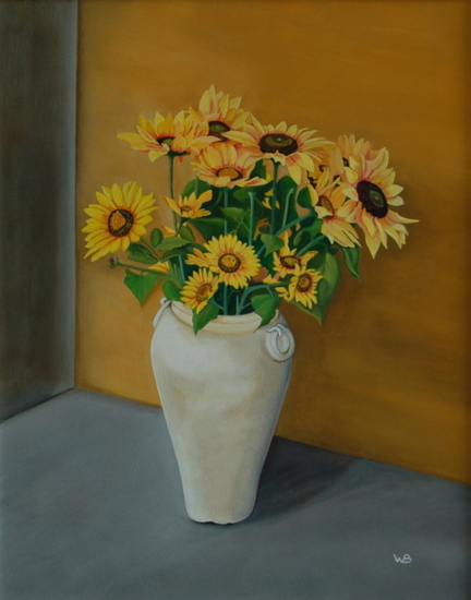 Zonnebloemen in witte vaas
