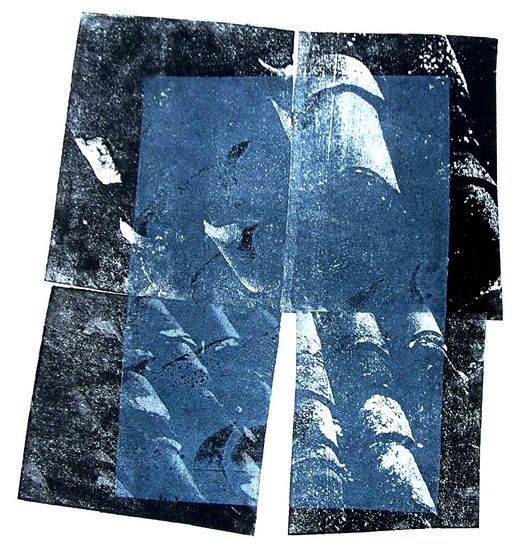 'Zwarte dakpannen met een blauw vlak 1.' - mono-print vanuit foto's gemaakt