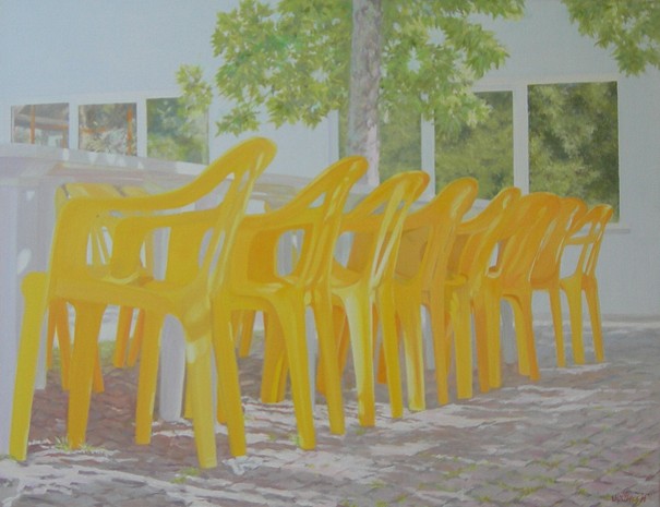 Terras met gele stoelen