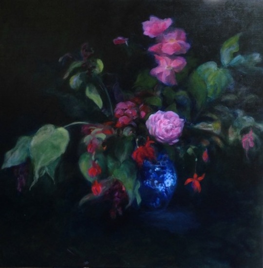 Stilleven met fuchsia in blauwe vaas