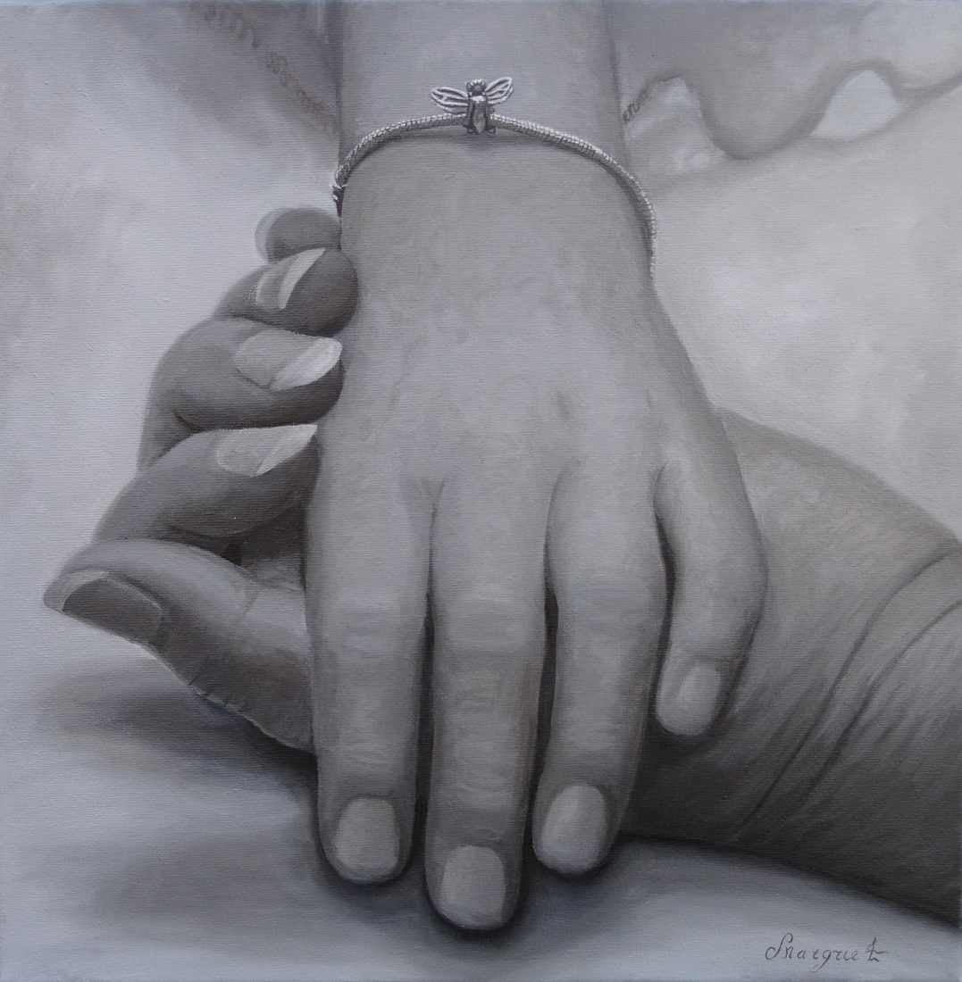 Kinderhand in moeders hand