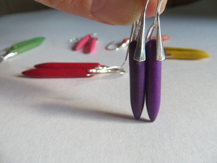 Zilveren spike oorbellen paars