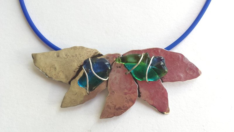 Glas op groot zilver herfstblad