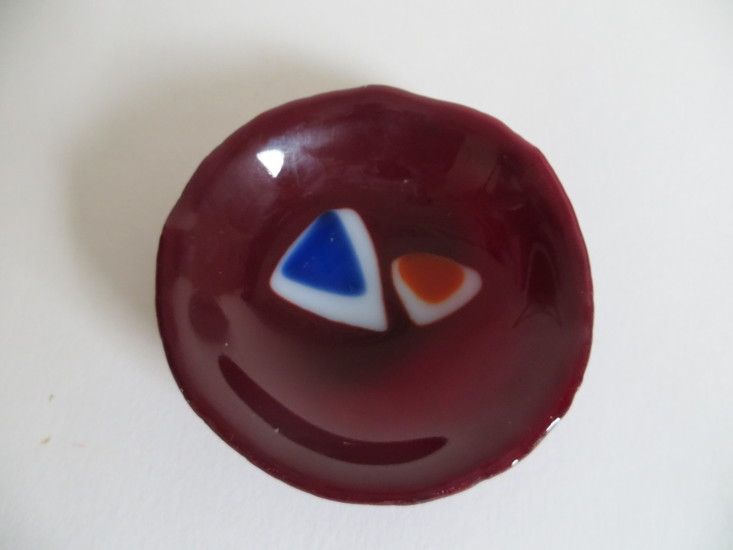Twee 3-hoekjes in rood glas schaal
