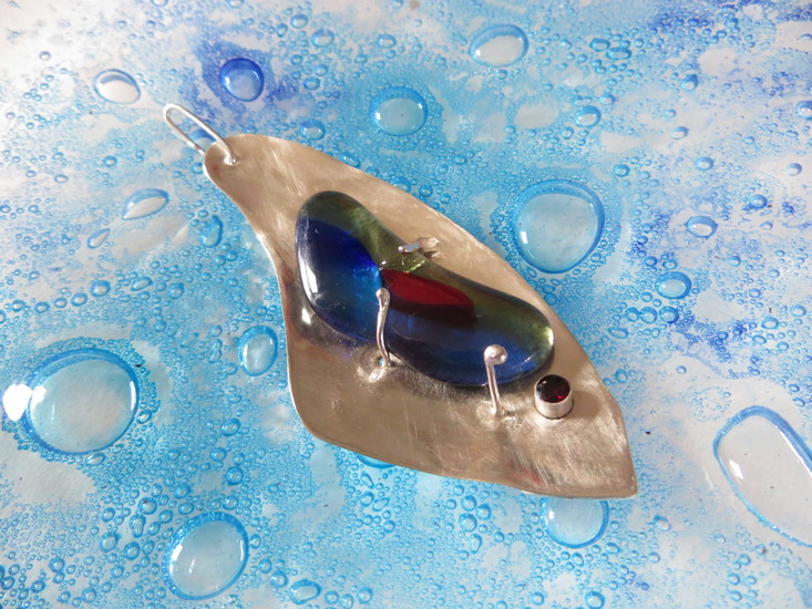Robijn Glas en zilver hanger