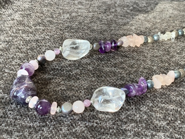 Ketting met amethist, rozekwarts en bergkristal