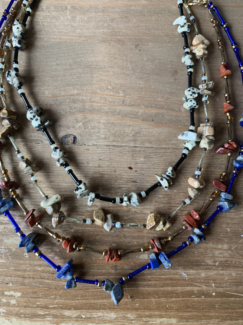 Jaspis - beige, bruin, dalmatiër en lapis lazuli