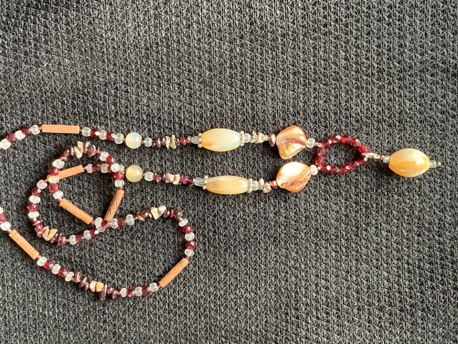 Ketting met granaat en hanger van agaat