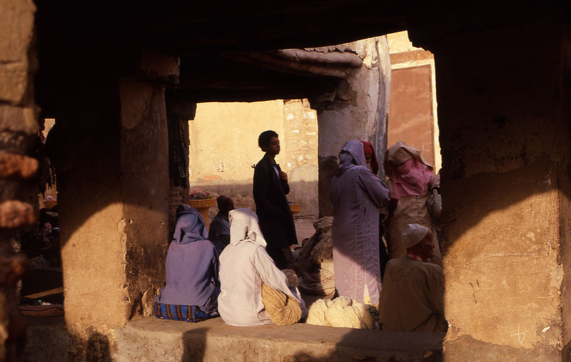 Mensen op markt te Marrakech Marokko