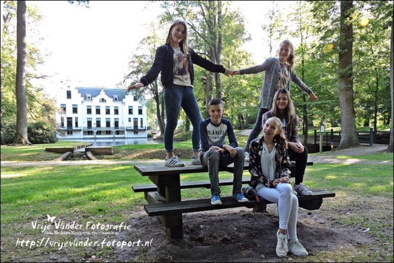 Kleinkinderen samen in een fotoshoot voor opa en oma's trouwdag.