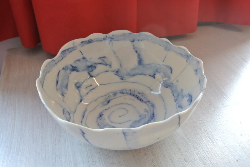 schaaltje porselein wit, blauw, geschulpt