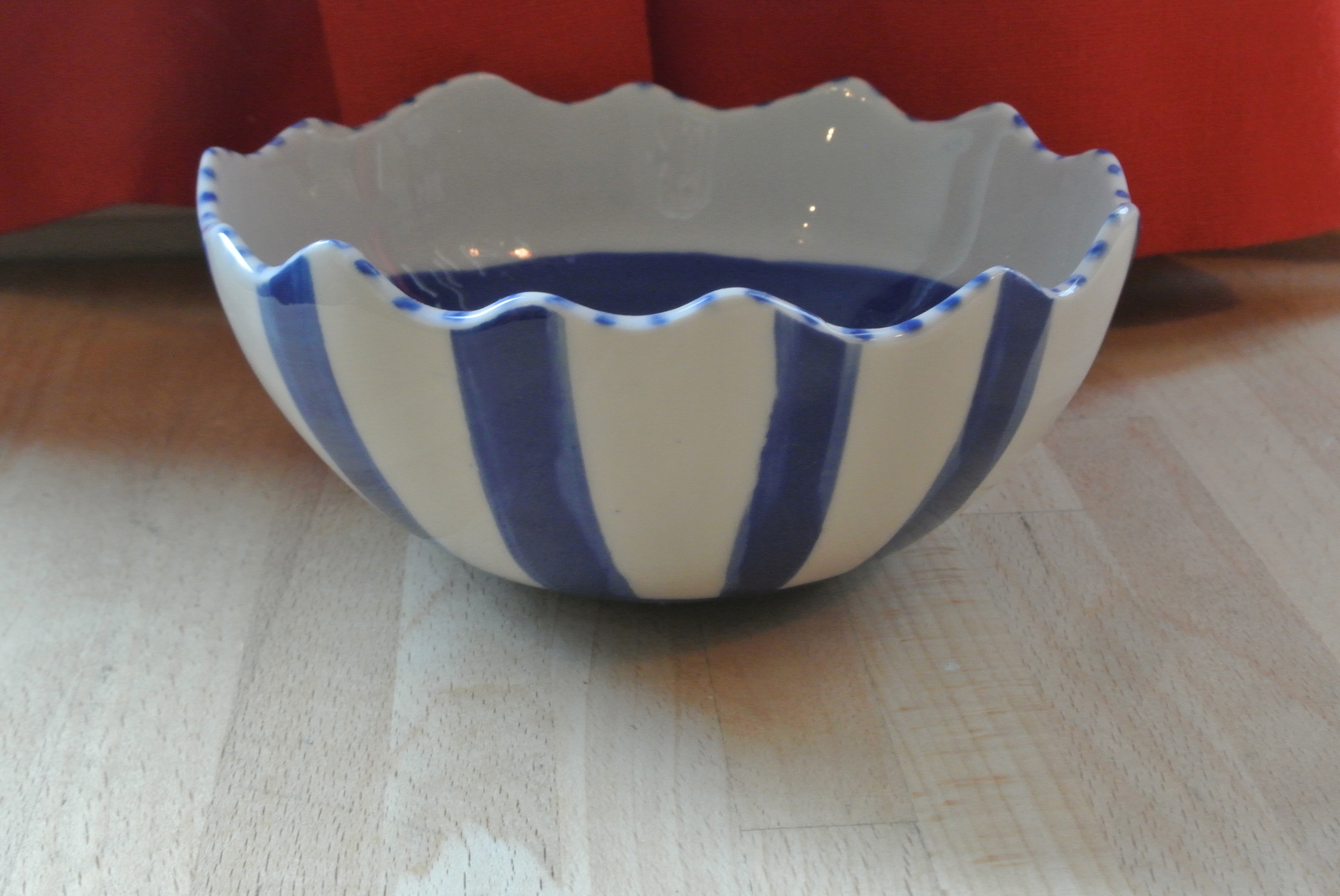 blauw wit kommetje met geschulpte rand