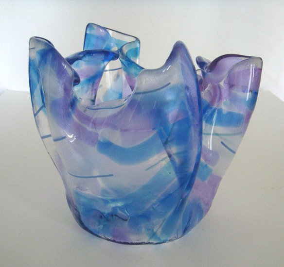 Ronde plooivaas van blauw en helder glas