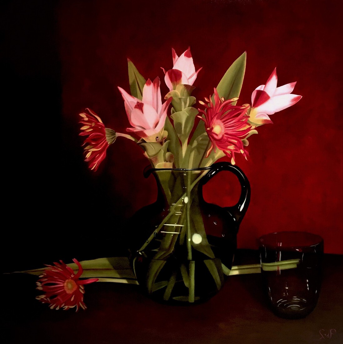 Bloemen in groen glas