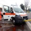 MILANO, AMBULANZA SI SCHIANTA CONTRO UN'AUTO E ABBATTE UN SEMAFORO -FOTO