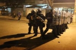 Proteste ai Mondiali. Video-shock a Rio. Poliziotto spara ad altezza d'uomo
