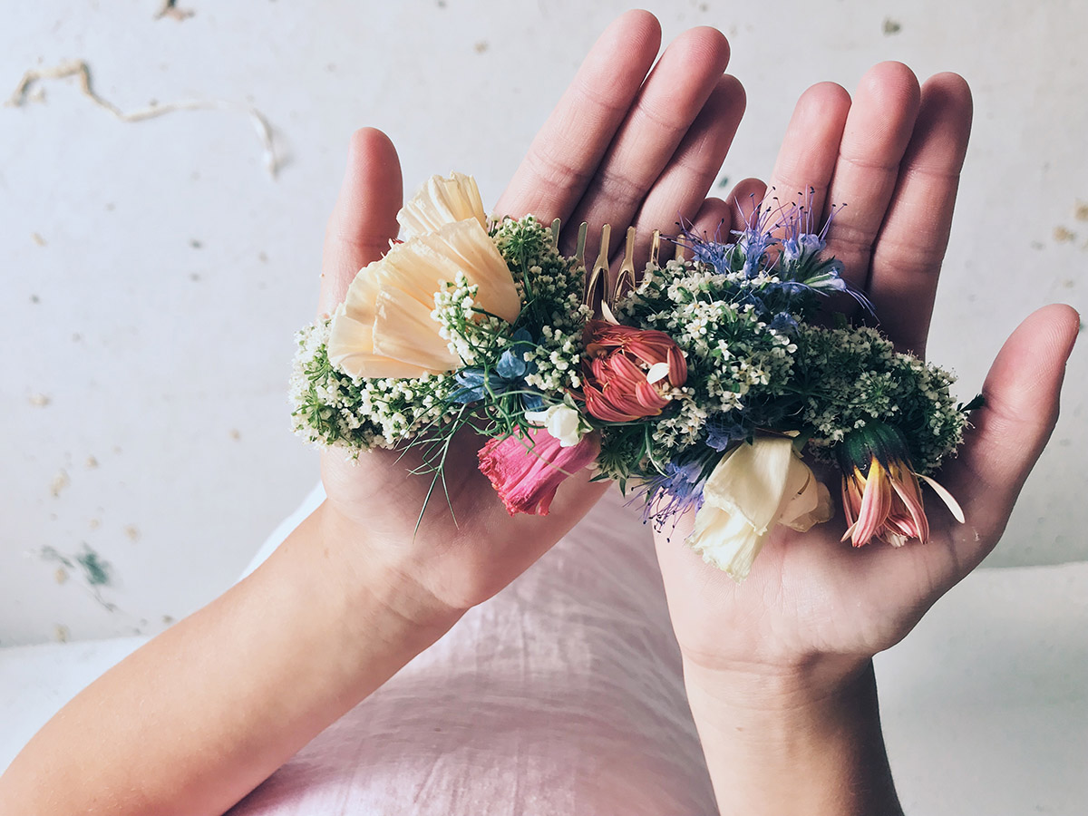 Blommor i håret till Midsommar av Paulina Velobloom