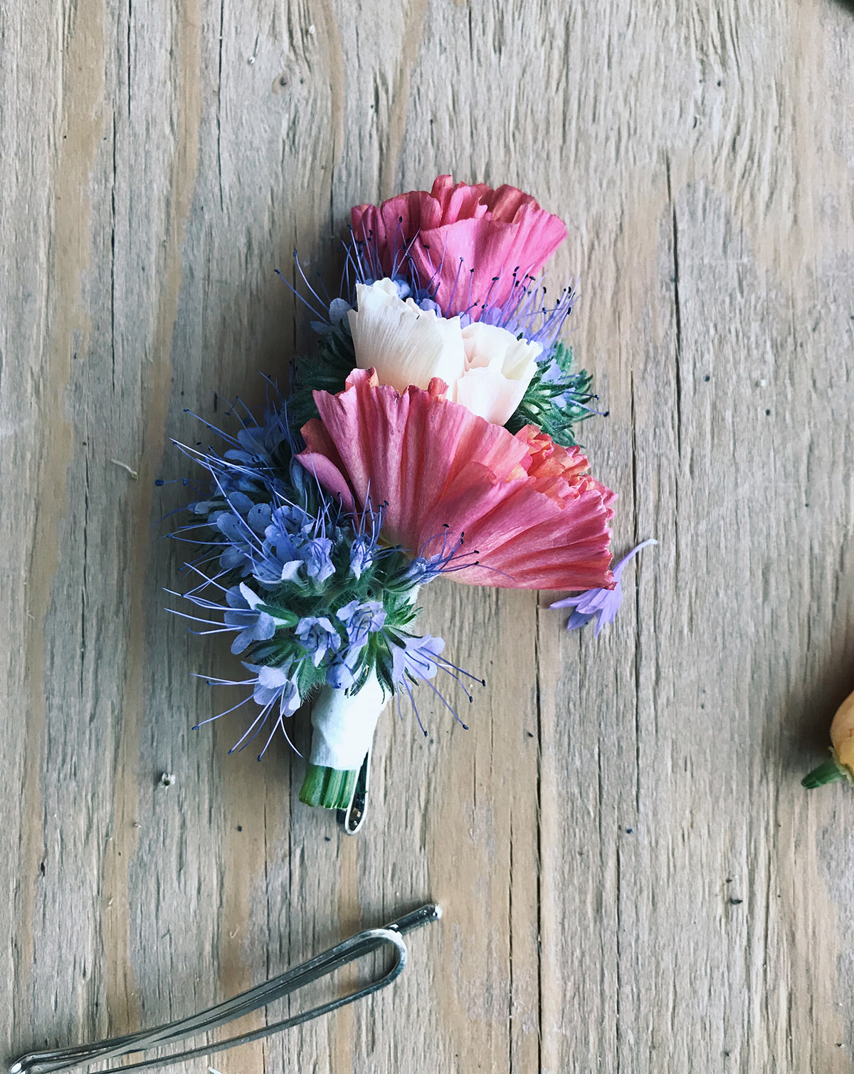 Blommor i håret till Midsommar av Paulina Velobloom