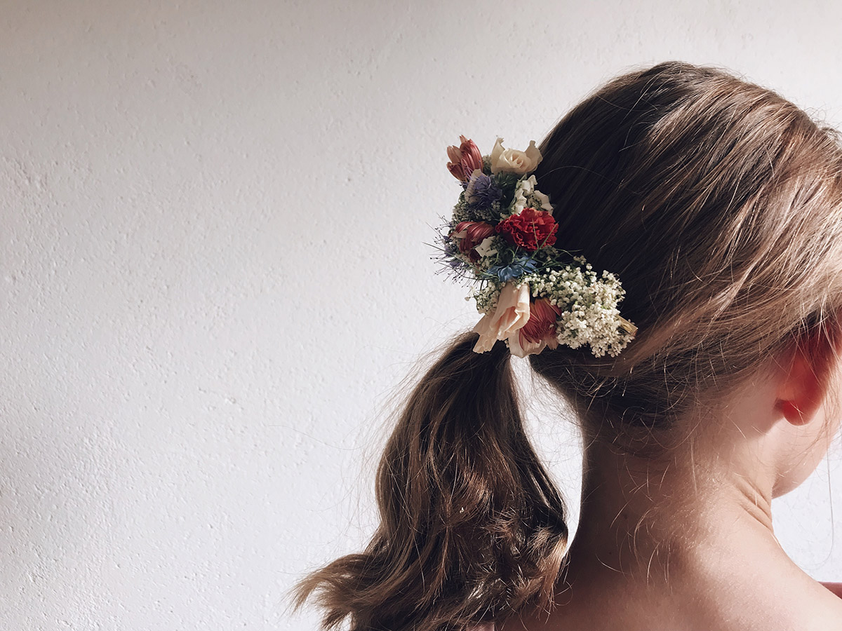 Blommor i håret till Midsommar av Paulina Velobloom