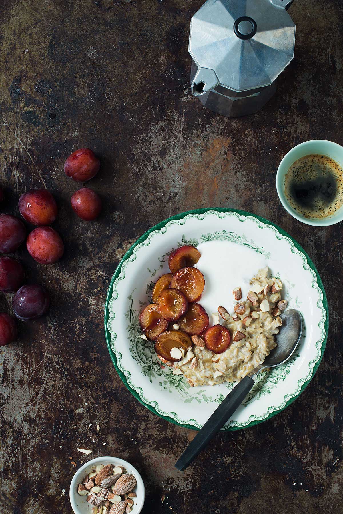 Recept: Havregrynsgröt med mandelmjölk och bakade plommon | Frk. Kräsen