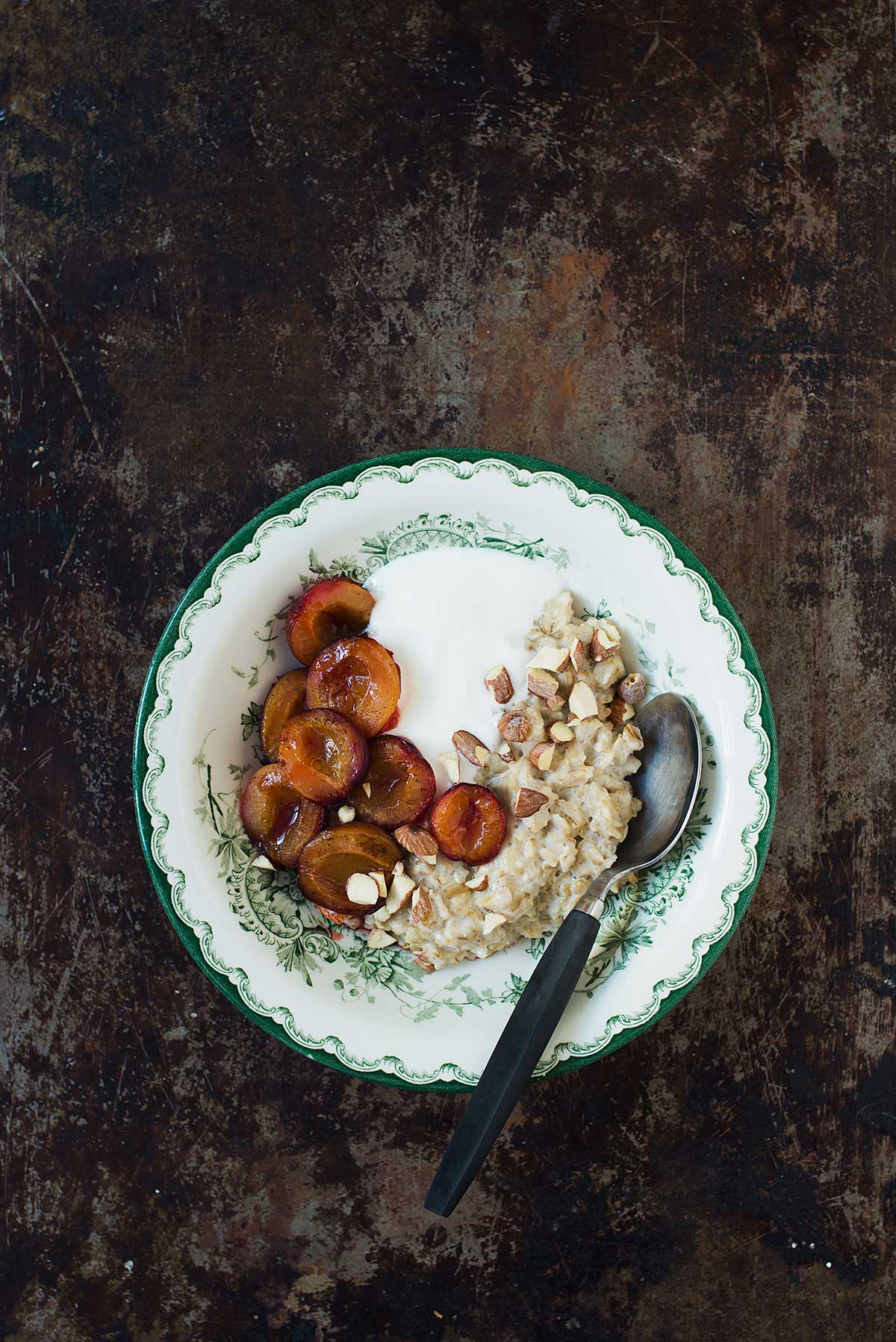 Recept: Havregrynsgröt med mandelmjölk och bakade plommon | Frk. Kräsen