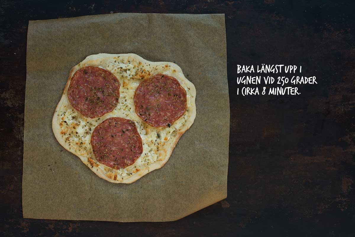 Recept: Vit pizza med salami, ruccola och körsbärstomater | Frk. Kräsen