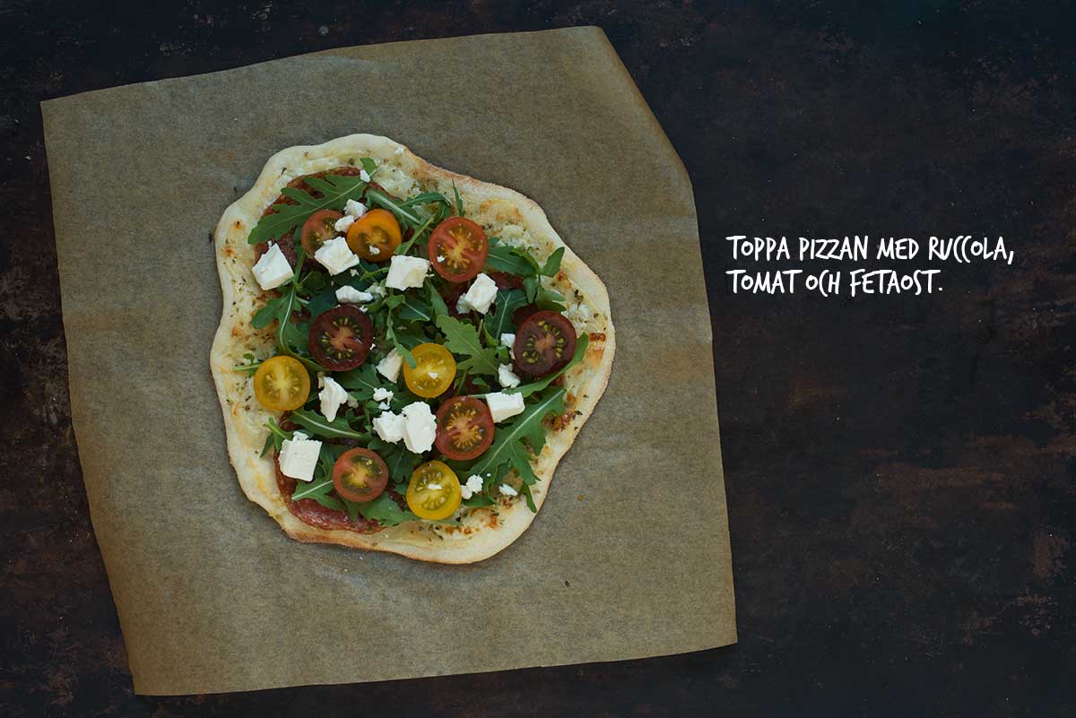 Recept: Vit pizza med salami, ruccola och körsbärstomater | Frk. Kräsen