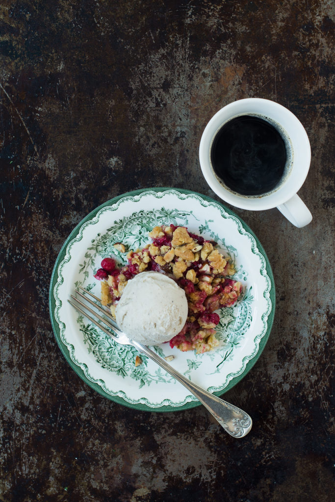 Recept: Crumble med röda vinbär och vit choklad | Frk. Kräsen