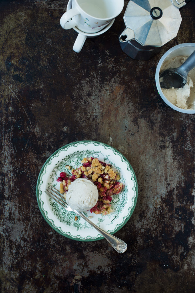 Recept: Crumble med röda vinbär och vit choklad | Frk. Kräsen
