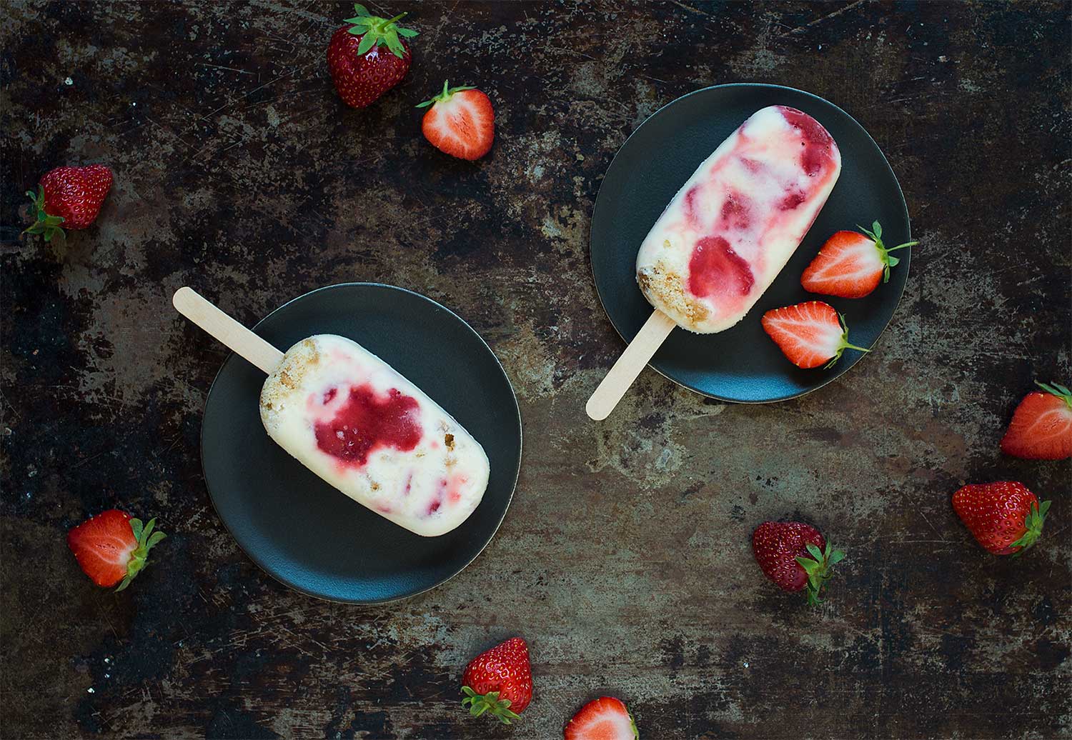 Recept: Glasspinnar med jordgubbar och kaksmulor