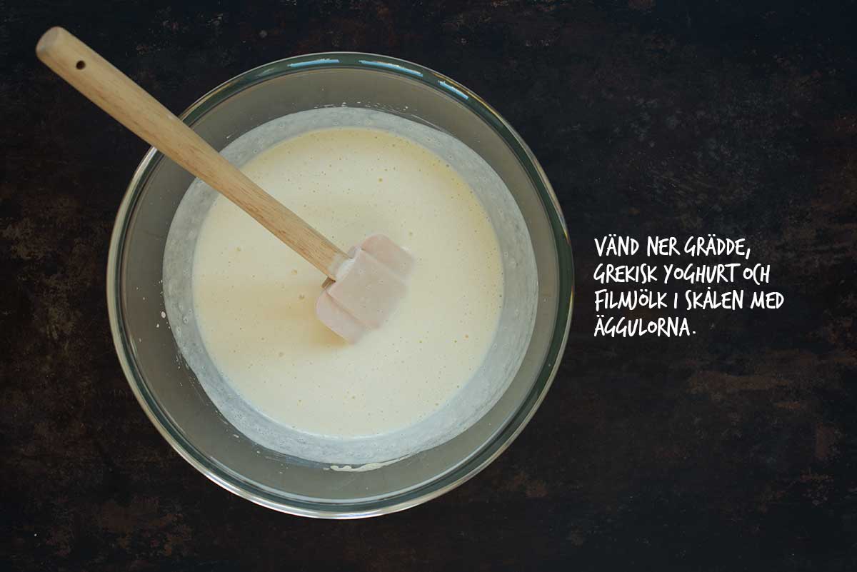 Recept: Glasspinnar med jordgubbar och kaksmulor